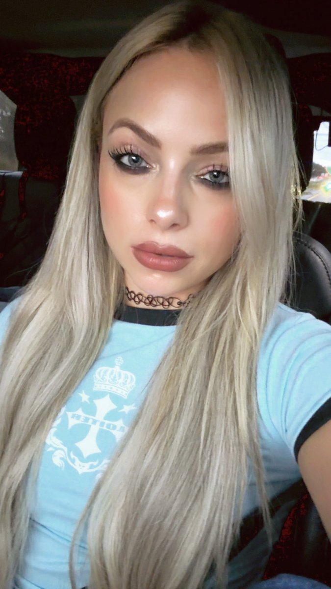 YaOnlyLivvOnce's tweet image. On the waaaaaaaaaaay #WWEJacksonville 🫧