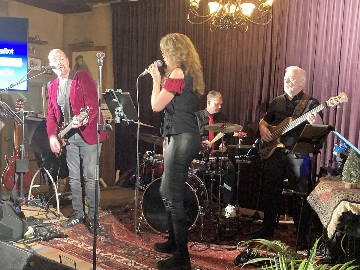 PopquizBrummen's tweet photo. Wisseltroffee “Hans Broer Award” in handen ‘Team Blusploeg 2’ 

De 14e editie van de Brummense Popquiz is gewonnen door het ervaren team Blusploeg 2. Remco Brand, Andries van de Venis en Jilling van Breda samen over de meeste muziekkennis te beschikken. Een terechte winnaar! https://t.co/WcEilfeKhq