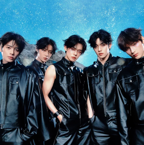 AboutMusicYT's tweet image. 7 years ago today, Big Hit announced TXT and started teasing the members.