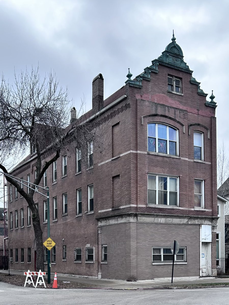 blagojevism's tweet photo. Imagine how fun Chicago would be if the storefronts in all of these late 19th century apartment buildings were still commercial.  We can blame, in part, Daley (fils) and his campaign against corner bars and corner stores, which he considered déclassé. https://t.co/H1CI83FfRK