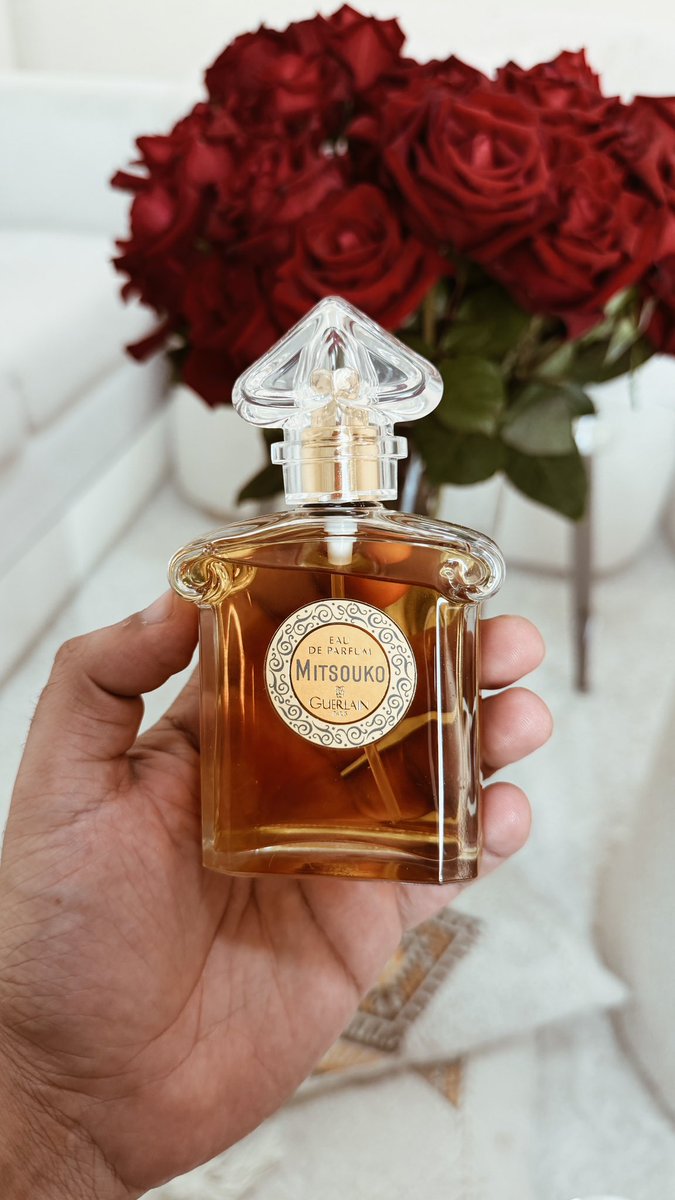 من روائع غيرلان 
Mitsouko
إصدار 2018 
مع كسره عود عالم ثاني 
أصنفه من أجمل 5 عطور رجاليه في العالم 
كلمه فخم قليله في حقه 👌🏻
#رابطة_عشاق_العطور