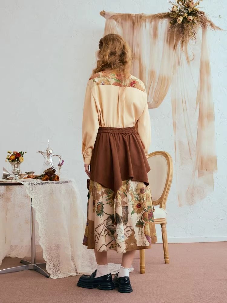 向日葵と子猫のレイヤードスカート 
manus-machina.com/collections/ne… 
ゴッホが描いた『向日葵』にオマージュを捧げるレイヤードスカート。アシンメトリーなオーバースカートがやわらかく腰元を包み込み、その下から広がるスカートには、美しい絵画が重なり合うように描かれています。