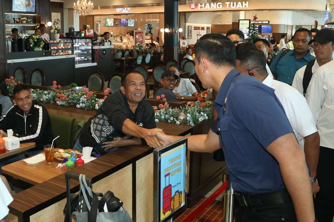 Menko AHY meninjau langsung operasional Bandara Internasional Soekarno-Hatta pada Senin (22/12), khususnya Terminal 1C yang kini hadir dengan wajah baru yang lebih modern, tertata, dan nyaman.