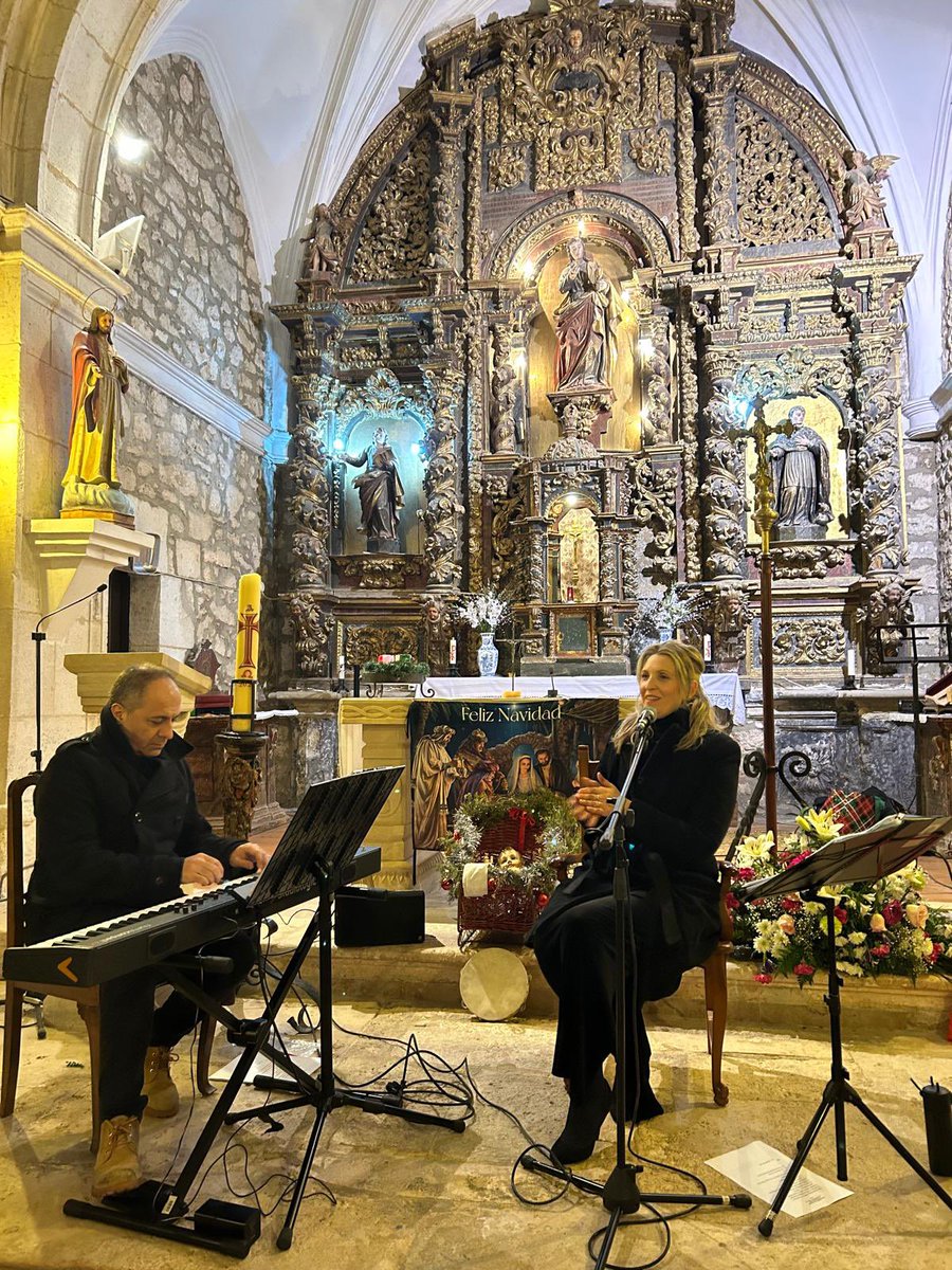 Pues esto es la Navidad: el pueblo, ir a la iglesia, estar en familia, celebrar San Juan, cantar villancicos todos juntos, compartir, sorpresas, panderetas y cascabeles, un piano, un disco, los niños…
