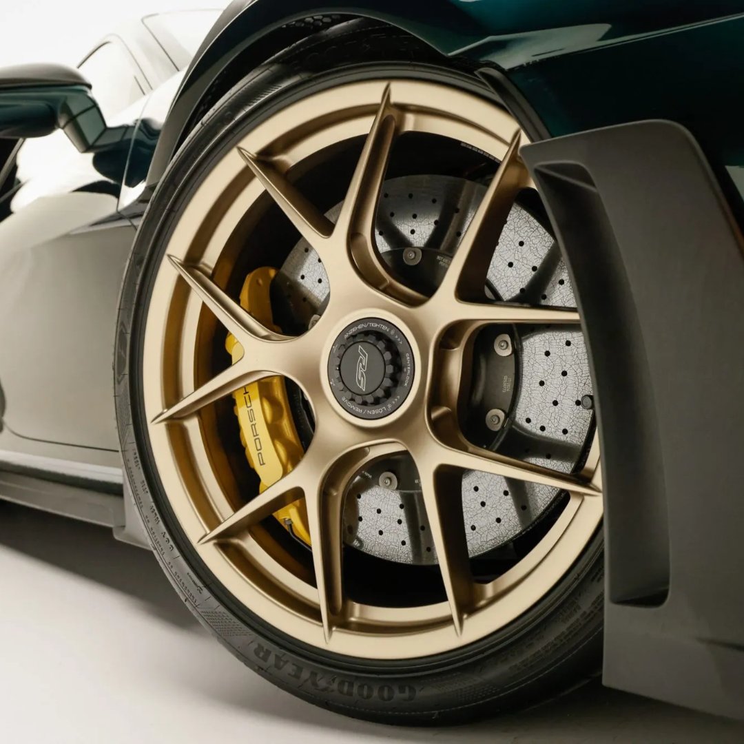 PTS over plaid 🤌

bringatrailer.com/listing/2024-p…