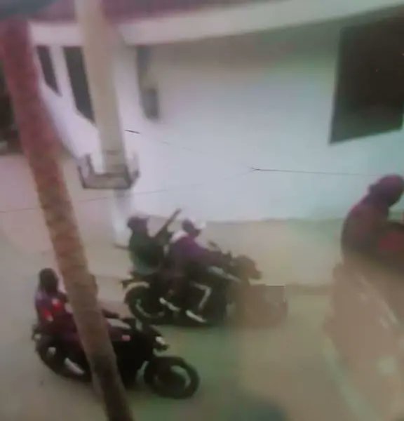 marcelramirezrh's tweet photo. Asi se paseaban los asesinos de las 6 personas y un bebe de dos años el dia de hoy en Puerto Lopez, antes de cometer los crimenes a plena luz del dia y frente a la playa en una avenida principal. 
Esto en represalia por el asesinato el dia anterior de dos hermanos en un consultorio medico que eran lideres de Los Choneros en Puerto Lopez. 
La banda de los Choneros intercepto la ambulancia donde trasladaban a los muertos hacia medicina legal y obligaron a llevar los cuerpos a ina vivienda particular ennla via a Salango. A esta zona ni la policia ni el ejercito se atrevieron a ingresar para recuperar los cuerpos. 
El velorio se realiza bajo una impresionante custodia de civiles fuertemente armados. 
Las fuerzas del orden empiezan a ceder espacios a la delincuencia.