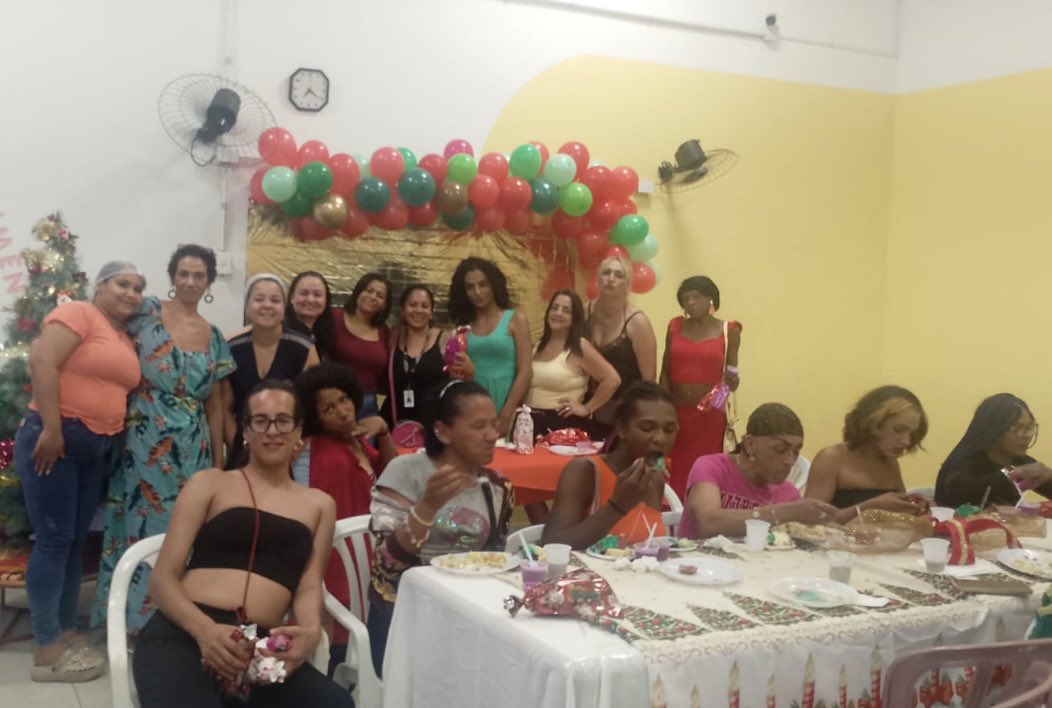 alinadurso's tweet image. Não entregamos a melhor ceia de natal para as travas da florescer, pois foi uma ação que tivemos muita dificuldade em ter apoio

Mas precisamos de vocês aí para entregar. uma ceia de ano novo para encerrar o ano das meninas

Deem um último presente

Pix: traviarcado@gmail.com