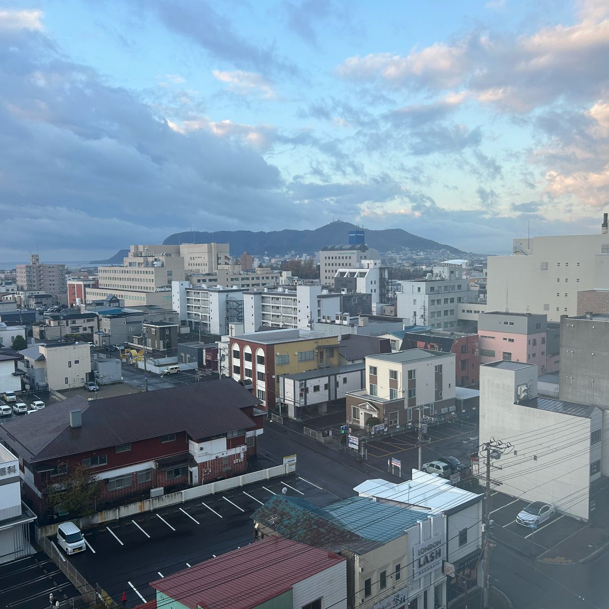 kagerou665's tweet photo. 宿泊ホテルよりその2
五稜郭と反対方向には函館山。
こうして見ると平たい👀
#函館山
#北海道函館市
#写真へた https://t.co/QDeE4IuZZI