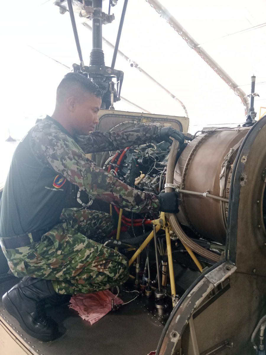 Ejercito_Davaa's tweet photo. Los suboficiales del Batallón de Mantenimiento de Aviación N.° 4, con su dedicación, conocimientos adquiridos en capacitaciones y elevada pericia técnica, son esenciales para salvaguardar la seguridad y eficacia de las operaciones aéreas.

Estos profesionales trabajan arduamente para mantener las aeronaves en óptimas condiciones, listas para apoyar las operaciones, en pro de nuestros soldados y de la eficiencia de las tripulaciones.

#PorNuestrosSoldados