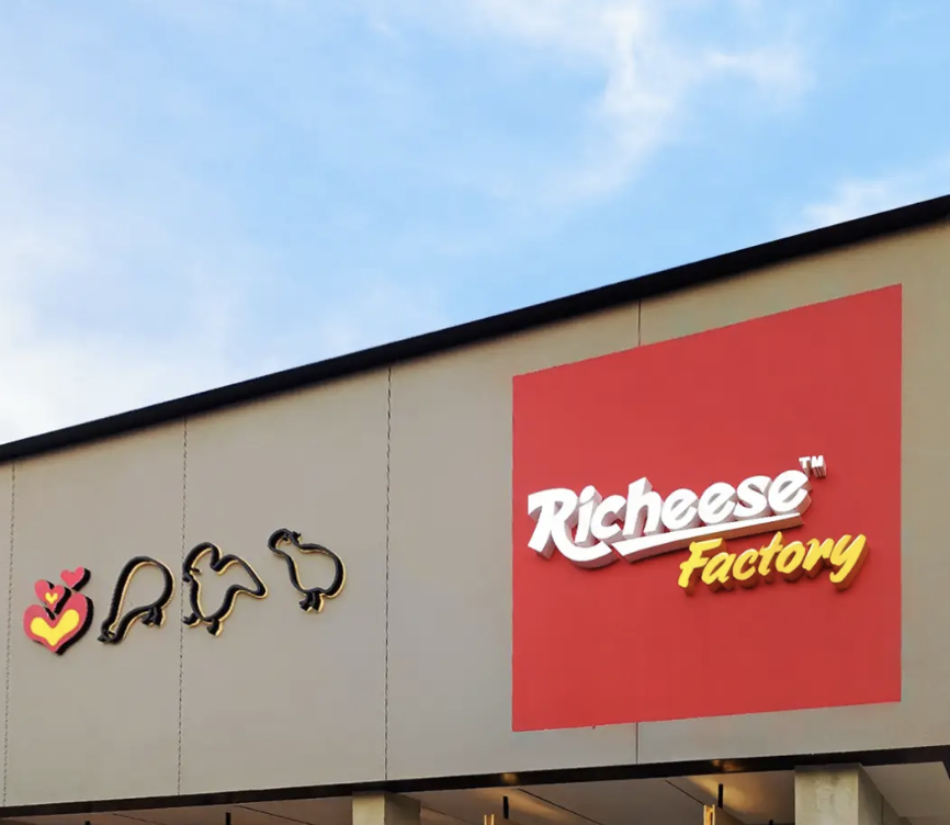 richeesefactor's tweet photo. We ensure customer satisfaction by continually innovating our cheese production and creating a fun and lively atmosphere for social interaction. https://t.co/MIfTmi5MKy