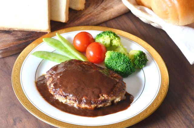 khbakery's tweet image. おはようございます🍞

すっかり年末ですね☺️
今日の画像は肉の日なので
「オリジナルハンバーグステーキ」です🥩

それでは今週もよろしくお願いします！