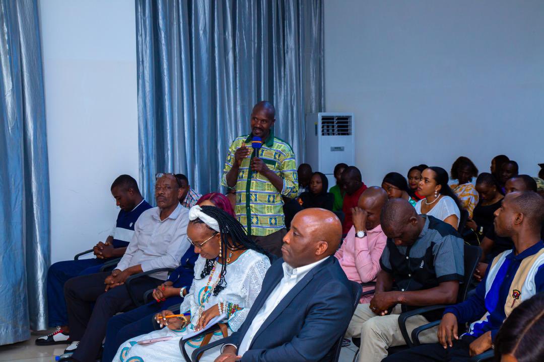 Mu ruzinduko rw’ akazi arimo muri Repubilika ya Congo, Umunyamabanga Mukuru Amb. Christophe Bazivamo yahuye n’Abanyarwanda batuye mu mujyi wa Brazzaville no mu nkengero zawo. 

Amb. Bazivamo nyuma yo kubagezaho indamutso za Chairman w’Umuryango FPR Inkotanyi, Nyakubahwa Perezida