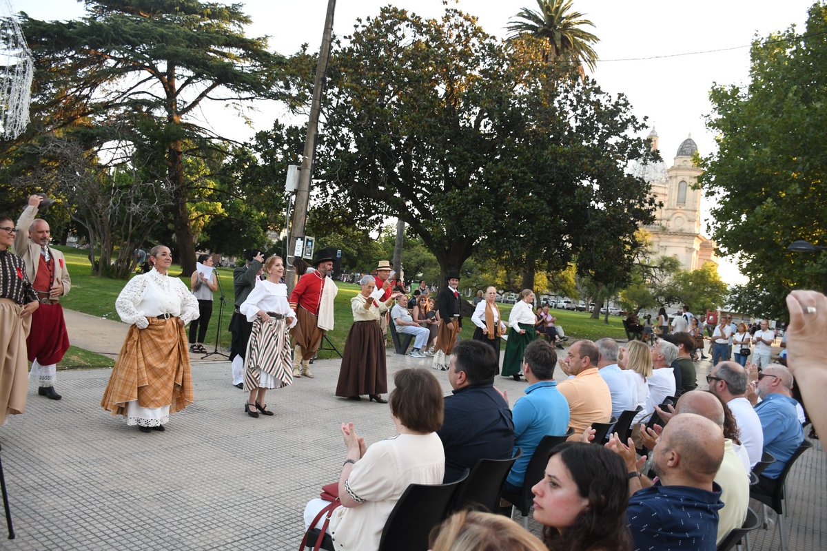 #AHORA Cierra el acto con su danza, SyL Folklore 

[180° aniversario de la creación del Partido de Chivilcoy]

<a href="/BritosGuillermo/">Guillermo Britos</a>