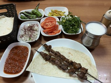 kayamerthasan_'s tweet photo. Ankara / Konur Sokak, Surkent Ciğercisi Ahmet Usta.   Değil Ankara, İstanbul, Urfa, Adana, Diyarbakır’da bu lezzetin benzerini bulmanız çok zor. Ahmet Tamer Usta Tokat Turhal koç ciğeri kullanır. Günde en fazla 5-6kg ciğer işler. Bir gece terbiyede bırakır. Ağızda erir gider🌿 https://t.co/iiKxE9SF1q
