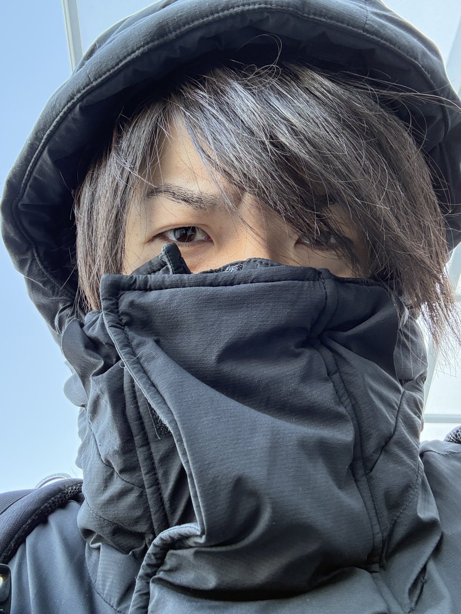 とても寒いので入場まで防寒一択。 寒さに負けて自慢の一重が二重に