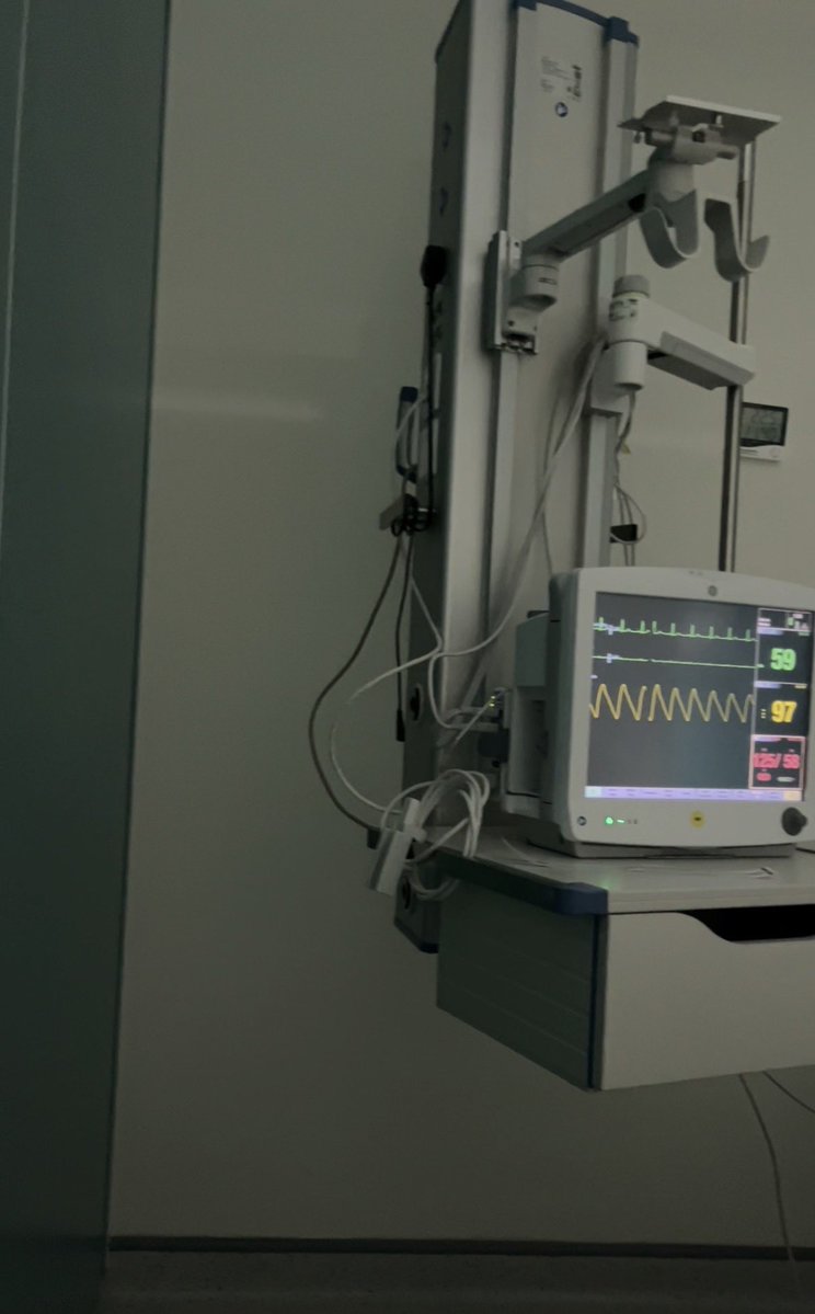 ٢:٢٧ ص 

أراقب الوقت لا غفت عيون الناس
وأحسب نبضات قلبه هي العدّاد

ليلٍ ثقيلٍ وأنا صاحي بلا إحساس
أخاف أنام ويغدرني زمانٍ عاد

ما بين شهيق صدري وزفرة الأنفاس
قلبي على حفة الخوف واقفٍ محتاد

أسمع دقات قلبه كأنها صمتٍ ياس
تحسب بقايا العمر وتكتب له الميعاد

ان غفت عين صحيت من