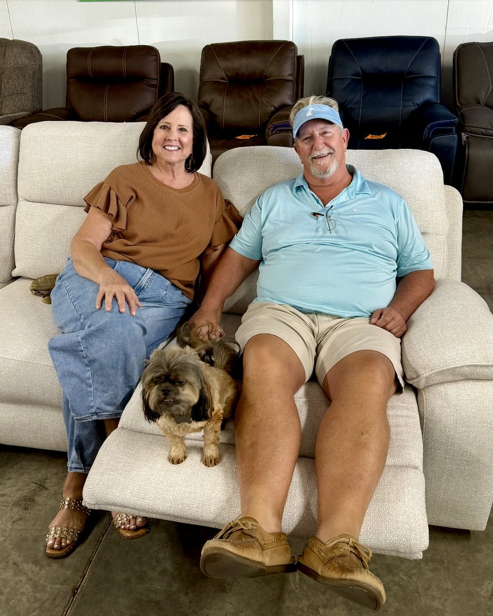 BoxDropEasley's tweet image. 🐾Two Paws Up From the Parker Family!🐾

The Parker’s are all smiles with their new dual power reclining sectional… and their sweet pup definitely approves! 🐶❤️
If your family (fur babies included) needs comfort, style, and BIG savings… BoxDrop Easley has you covered!