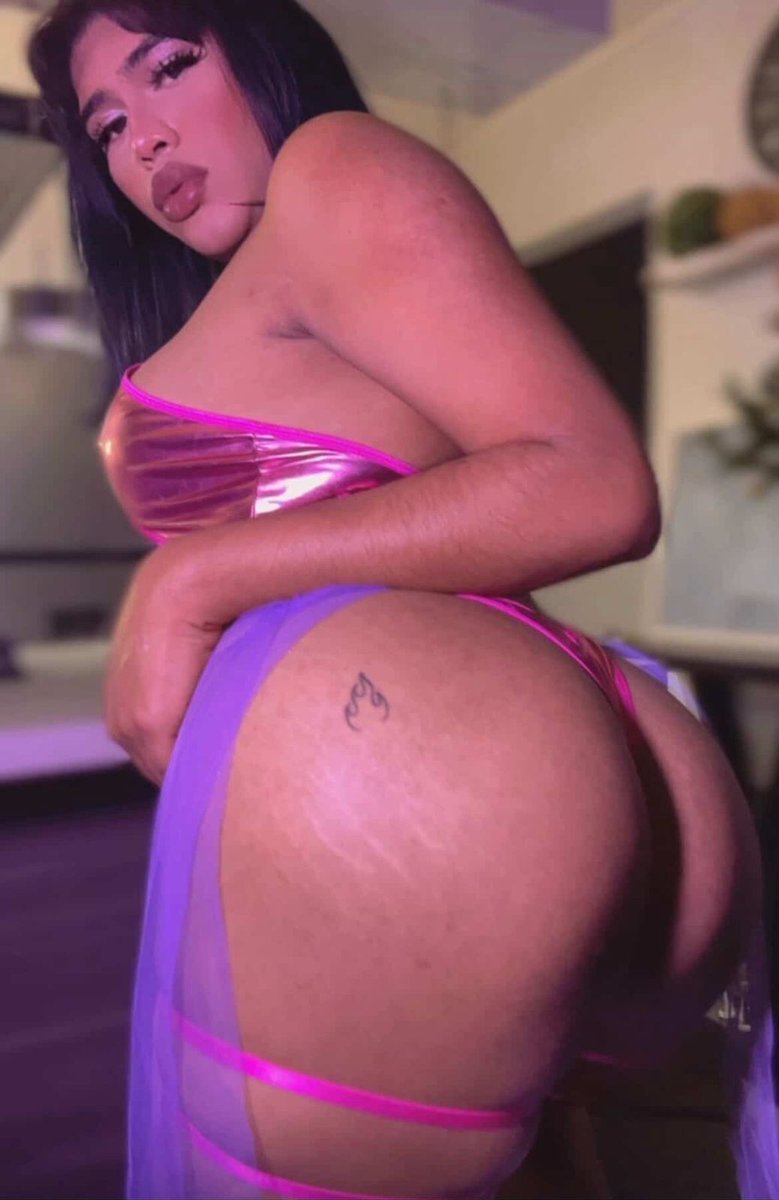 BRATZ_66's tweet photo. Duck lips + fat ass = dangerous combo 🥵 Who’s brave enough to handle all this? 😈 #CurvyAndConfident #PinkFantasy #BodyPositive #ThiccThursday #PlusSizeGoddess #PeachSeason https://t.co/7YcwX9utkR