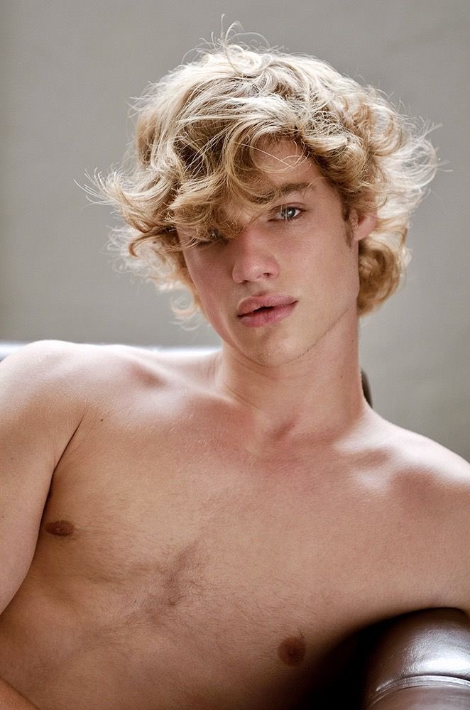 Suntopsolace's tweet image. I styled my hair differently out of boredom, don’t think it looks that good to be honest