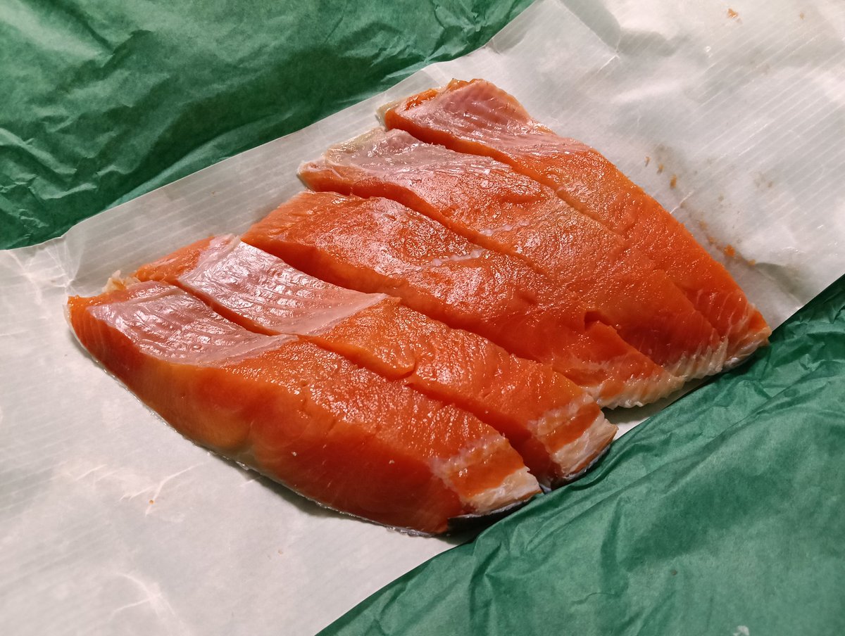 hakodata's tweet photo. 過去に食べた鮭で断トツNo.1✨️

はこだて自由市場「新巻のたかはし」の紅鮭、美味過ぎてビビる。
今まで食べてきた鮭が何だったの？というくらいの差かも🫥

脂のり、身のしっとり感、そして…まろやかで絶妙な塩加減。
快楽的な味わい。

こんなの食べると函館に住んでて本当に良かったと思える。 https://t.co/kgttJYzOt7