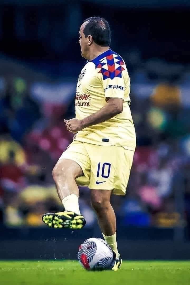 FuerteAzul09's tweet image. Jugó de 1992 hasta 2016 y en todo ese tiempo solo ganó una liga.

Su única experiencia en Europa fue con el Real Valladolid, un equipo español que deambula entre la primera y segunda división hasta la fecha.

Con él en la cancha Estados Unidos nos humilló en una Copa del Mundo…