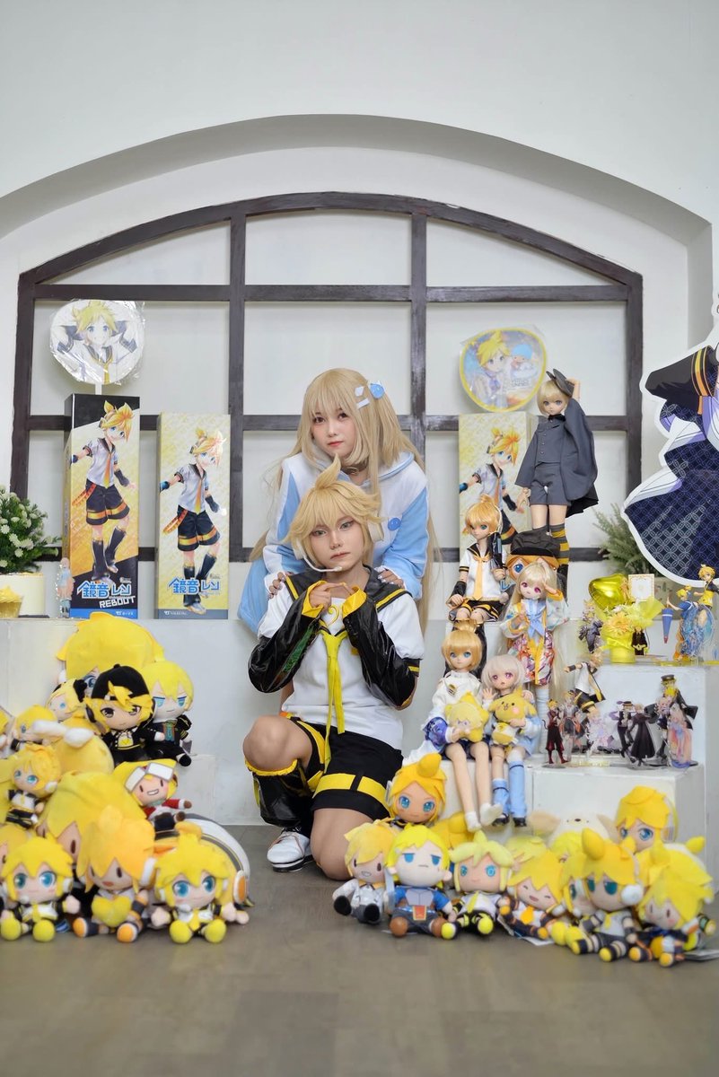 Chaafiwa's tweet photo. THE DIFFERENCE IN 10 YEARS

I made the first one in 2015. I was super broke back then and didn’t even have a job yet XD. At that time, I only had 2 Kagamine Len merch. Before 2015, I always celebrated Kagamine Len’s birthday with just my drawings.

NOW I GO ALL IN, BABY. https://t.co/4ZOKbFKBH9