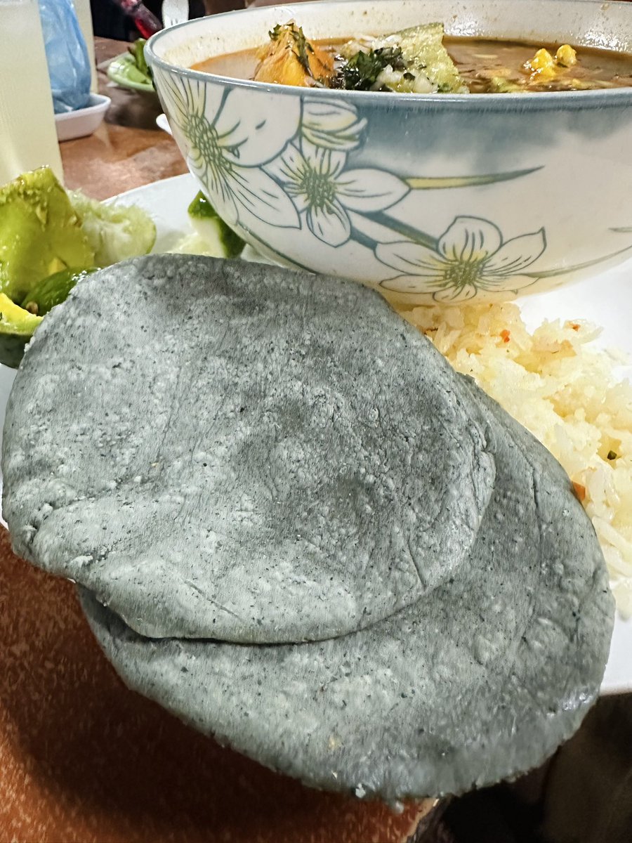 Fernando_024's tweet image. Fuimos al mercado con mis papis a comer caldo de pata. 

Planazo, para el último fin de semana del año. 🥰❤️‍🩹

(Nos dieron tortillas negras y todo por Q35). 😭😭❤️‍🩹❤️‍🩹❤️‍🩹❤️‍🩹