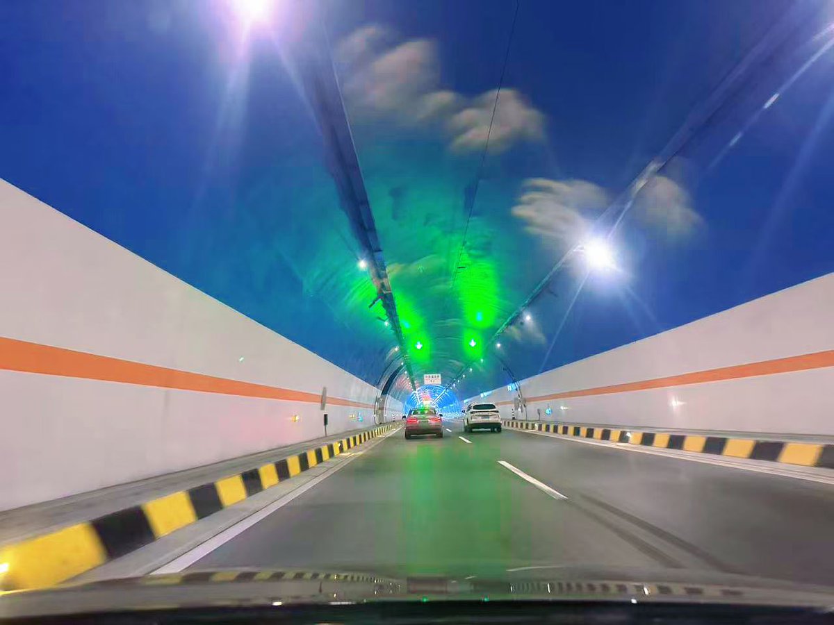 JohnPeng1995's tweet photo. 新疆乌尉高速天山胜利隧道创造世界上最长的高速公路隧道The Tianshan Victory Tunnel on the Urumqi-Wuyu Expressway in Xinjiang has become the world's longest expressway tunnel. https://t.co/EAMSyYtvcQ