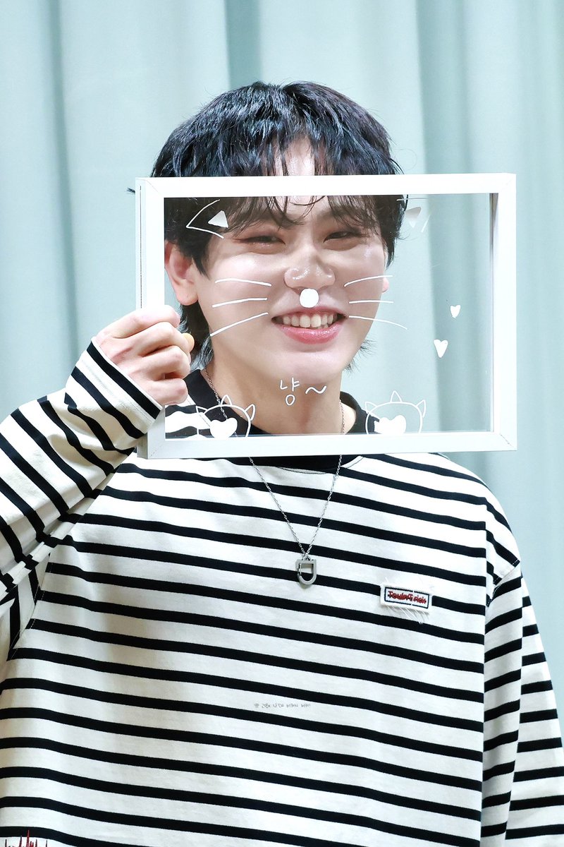 popopo_929's tweet photo. 251228 뮤직아트

ฅᐞ˶⦁༝⦁˶ᐞฅ 냥~

#다크비 #DKB 
#GK #지케이 #김광현
#고양이나간다_비켜라비켜 https://t.co/luIPhWdDCa