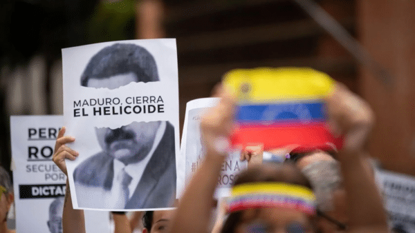 Sinmordaza's tweet photo. En Venezuela, al menos 16 presos políticos inocentes permanecen en aislamiento. El aislamiento es inhumano y constituye tortura. #LiberenALosInocentes https://t.co/6P6HxBRujj