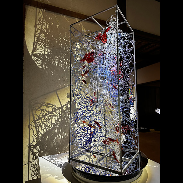 #ガラスフェス
2026年1月23日・24日開催！

作品展示を紹介します✨

【水に舞い遊ぶ】　色華硝子　樫田睦・齋藤直

樫田睦の鮮やかでダイナミックな動きのある金魚たちを優雅に配置し、齋藤直の流れる水の動きをストリンガーワークで表現しました。