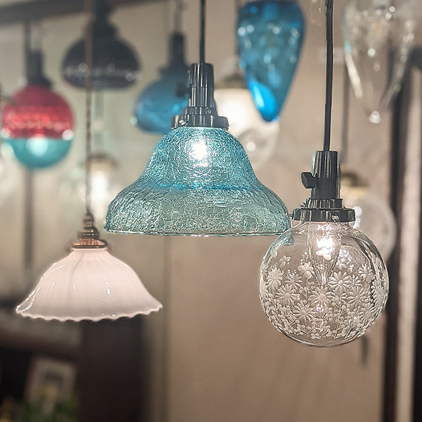 #ガラスフェス
2026年1月23日・24日開催！

フェスSpecial！を紹介します✨

「ガラスのペンダントライト展示販売」

クラフトAnsan

手作りガラス　切子、ステンドグラス、シャンデリアなど、やさしい灯りで空間を彩るガラスのランプです。

#ガラス #切子 #ステンドグラス #シャンデリア