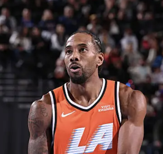 LawMurrayTheNU's tweet photo. Tonight is Kawhi Leonard's 900th career game, including playoffs.

34 years old
quadriceps tendinopathy
ACL surgery
meniscus
inflammation

Wasn't even playing this time last year

First career 50-point game, against the #1 team in the East https://t.co/IshgdE2TN2