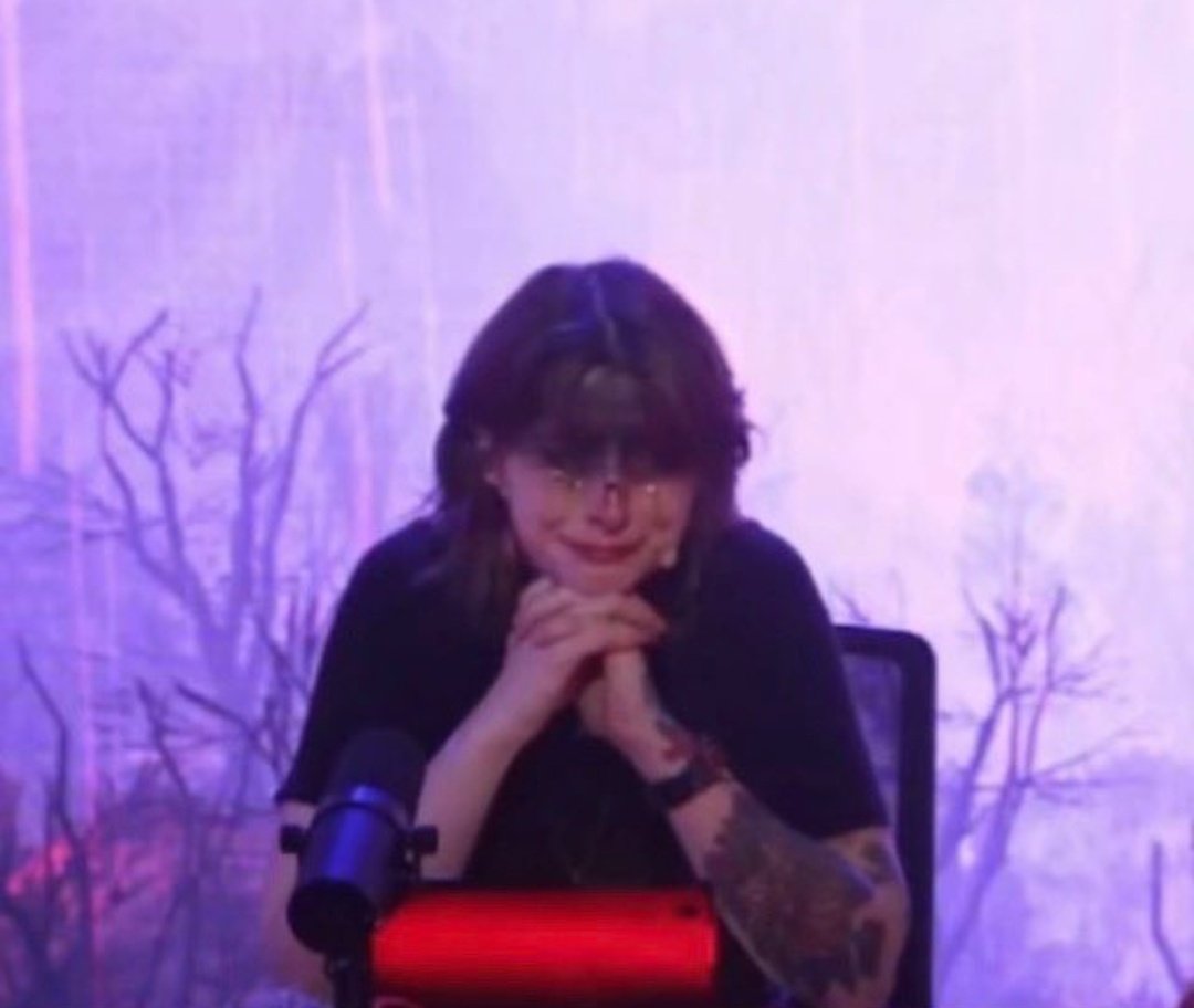 HC de #Keloy/#Lenoy: Toda vez que Eloy e Lena marcam um date, é sempre uma década pra achar uma babá confiável (pais paranóicos e com razão) e toda vez que isso acontece o Eloy se sente mal porque lembra que a banda iria adorar e fazer questão de ser babá do neném dele