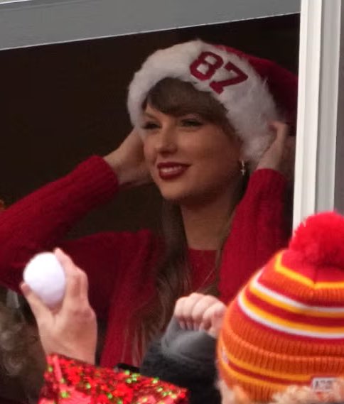 TSUpdating's tweet image. 🚨| A worker at the chiefs’ christmas day game at arrowhead shares how Taylor Swift was running around telling everyone merry christmas and gifted them $600.

“She was running around telling everyone merry Christmas and came towards me, saying thank you so much for working on…