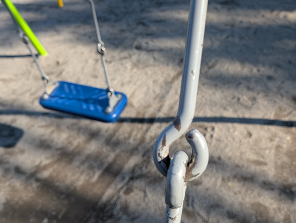 Vector_UMP45's tweet image. 10年ぶりくらいにブランコ乗ったけど、三半規管弱ってて乗り物酔いした