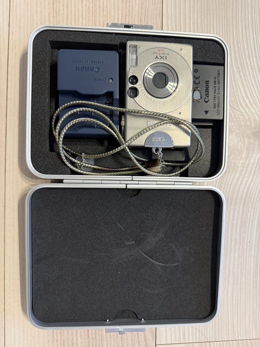 懐かしいの出てきた。IXY digitalの初代モデル。中田英寿さんがcmやっ