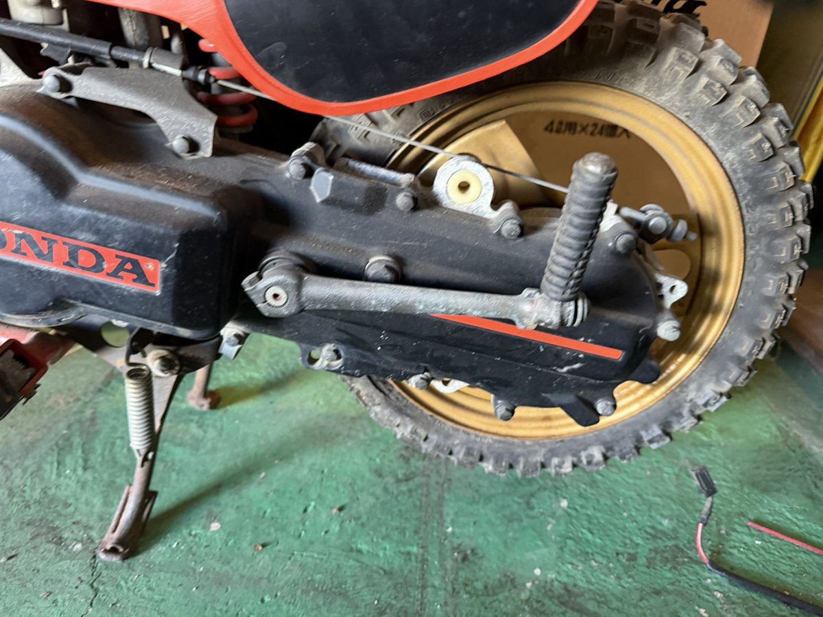 WINGOTANI's tweet image. QR50売ります。35,000円。
埼玉県三郷市からです。
倉庫の奥から出て来ました。
数年放置しています。
不動車、現状販売です。
キックOK。ワイヤー固着なし。
フロントフェンダー歪み(物が載っていたのでクセが付いています。)
キルスイッチもげてます。
保管前は実働でした。