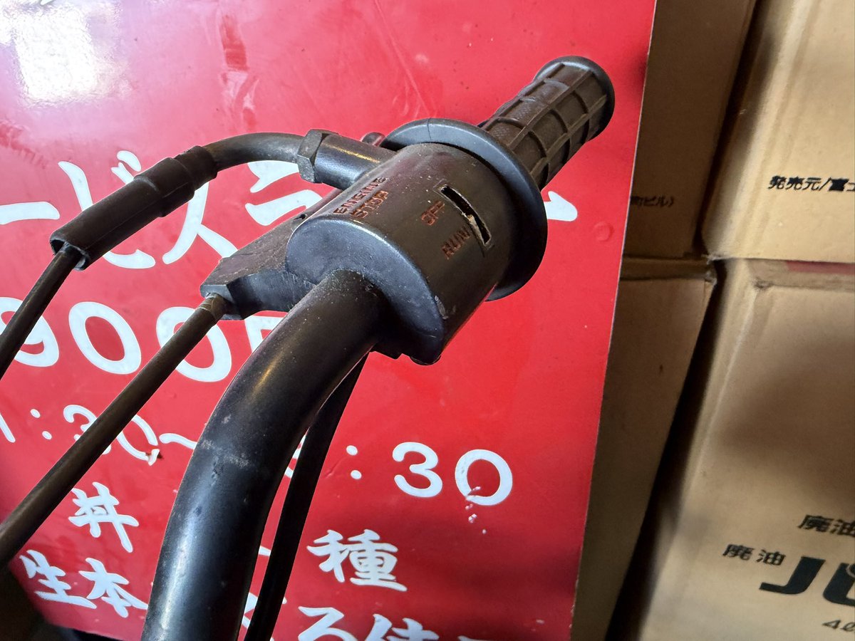 WINGOTANI's tweet image. QR50売ります。35,000円。
埼玉県三郷市からです。
倉庫の奥から出て来ました。
数年放置しています。
不動車、現状販売です。
キックOK。ワイヤー固着なし。
フロントフェンダー歪み(物が載っていたのでクセが付いています。)
キルスイッチもげてます。
保管前は実働でした。