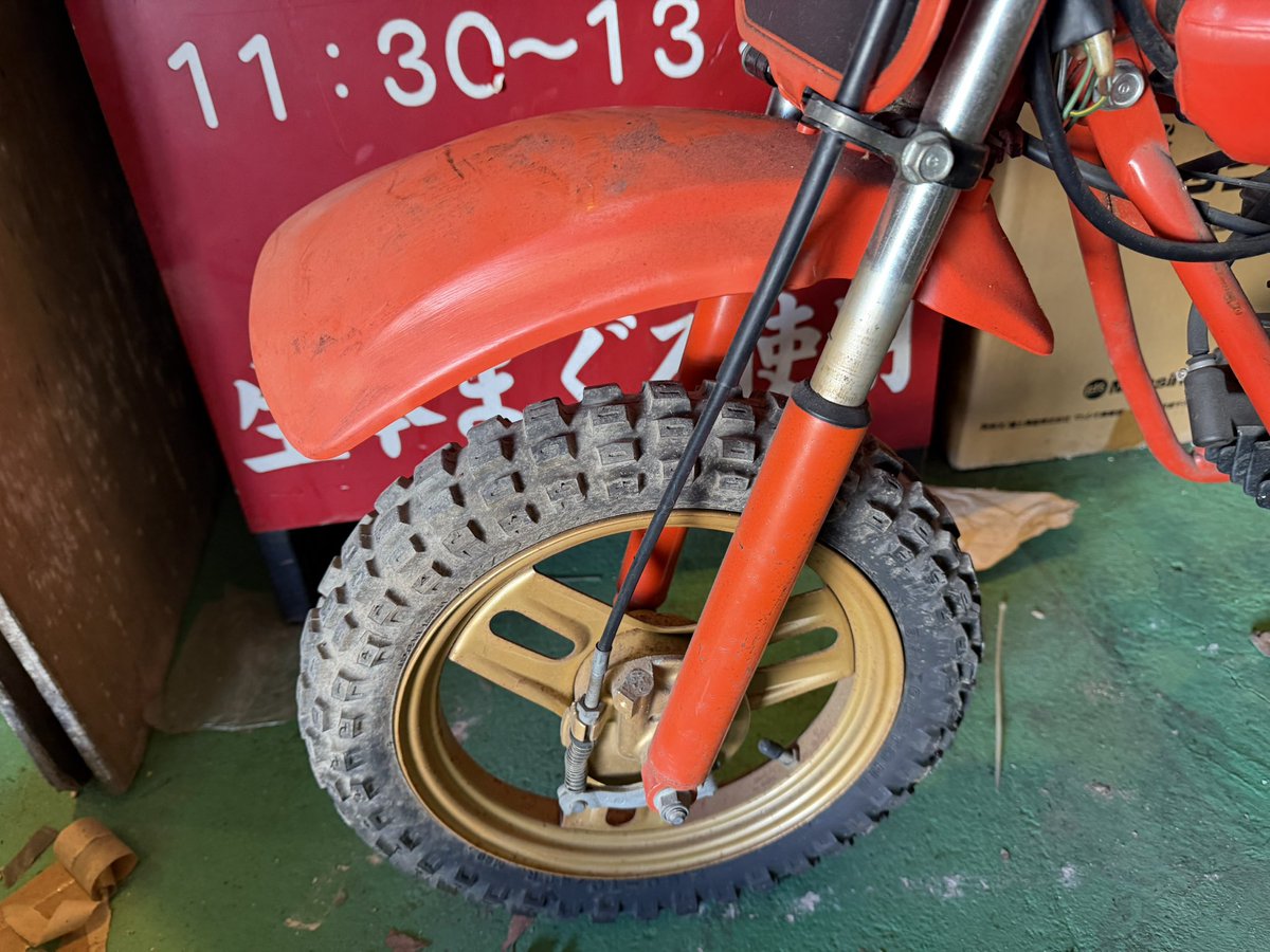 WINGOTANI's tweet image. QR50売ります。35,000円。
埼玉県三郷市からです。
倉庫の奥から出て来ました。
数年放置しています。
不動車、現状販売です。
キックOK。ワイヤー固着なし。
フロントフェンダー歪み(物が載っていたのでクセが付いています。)
キルスイッチもげてます。
保管前は実働でした。