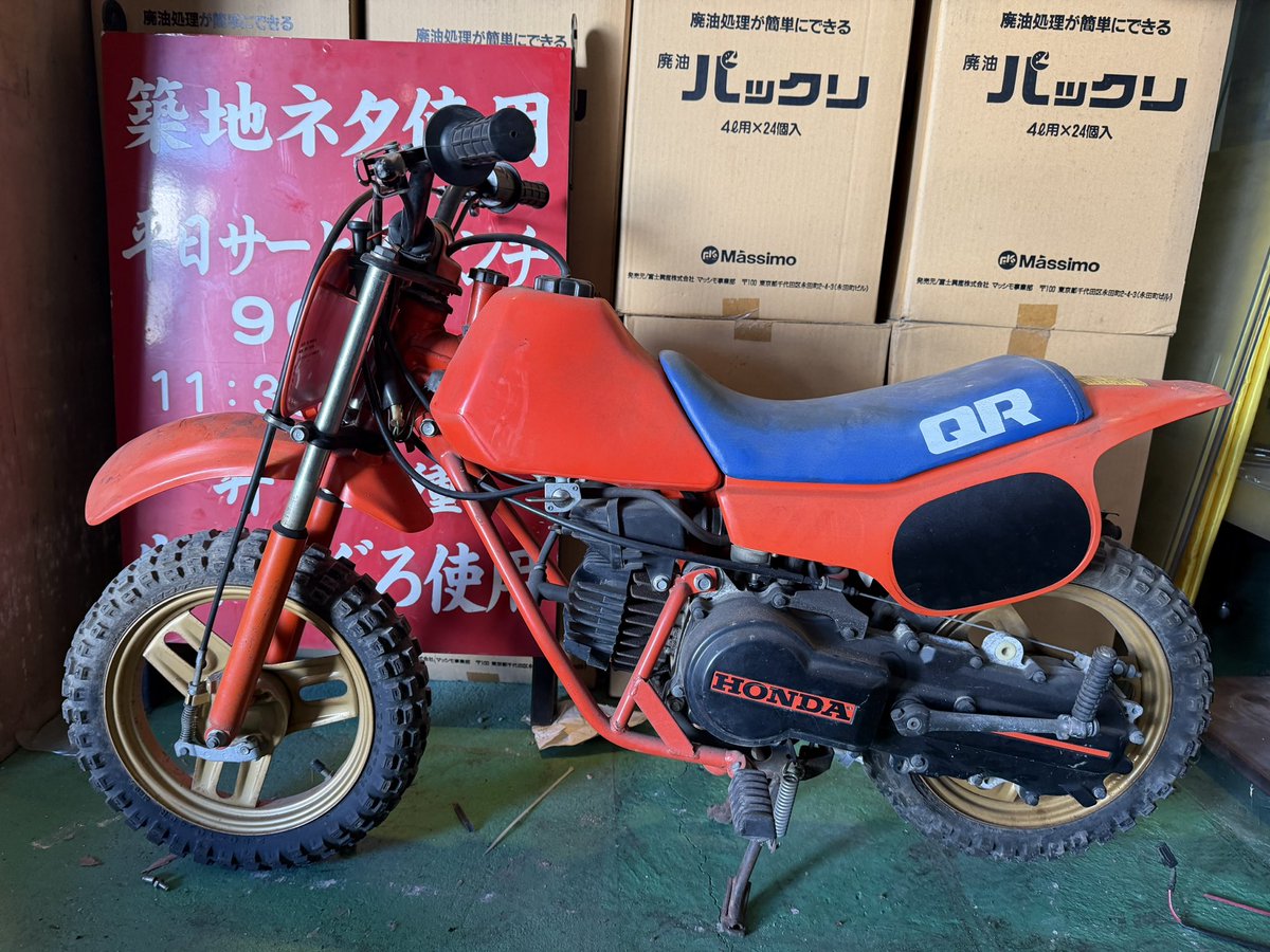 WINGOTANI's tweet image. QR50売ります。35,000円。
埼玉県三郷市からです。
倉庫の奥から出て来ました。
数年放置しています。
不動車、現状販売です。
キックOK。ワイヤー固着なし。
フロントフェンダー歪み(物が載っていたのでクセが付いています。)
キルスイッチもげてます。
保管前は実働でした。