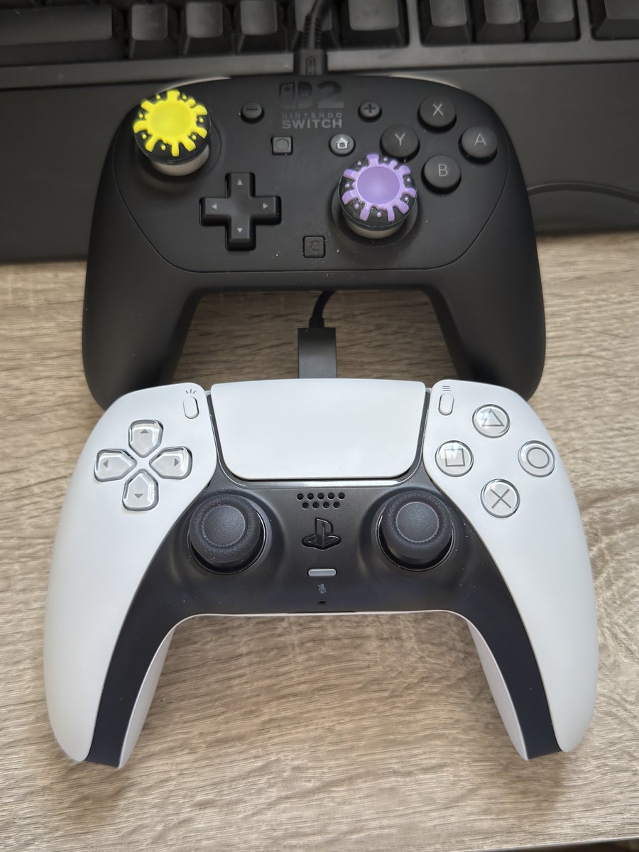 プロコンなし　e Switch2のプロコンとPS5の純正コントローラー比較。 PS5の