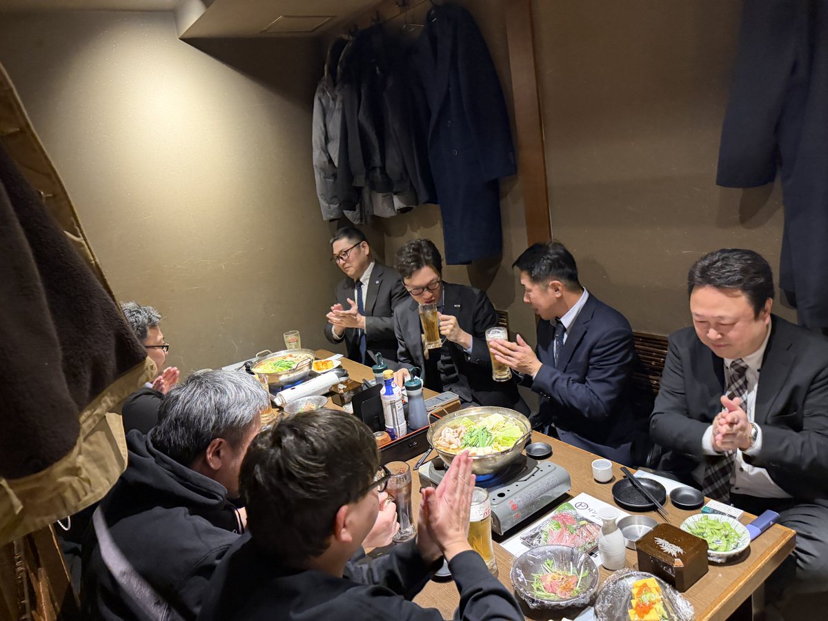 H_SEINENBU's tweet photo. 北海道警備業協会 青年部会の忘年会が開催されました。皆さん各々の会社で大変忙しい中でしたが多くの方に出席いただき楽しく食事とお酒を堪能でき更に交流を深めました。
#北海道警備業協会 #青年部会 #警備員 #忘年会 https://t.co/bHN7jR1xPh