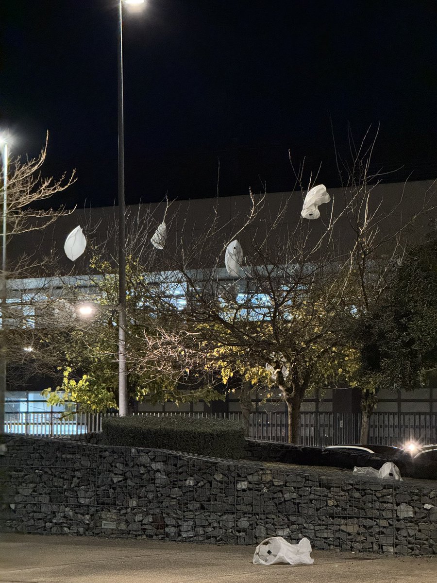 Acontecimiento realmente hermoso la suelta de farolillos de #Badajoz 🥹🏮