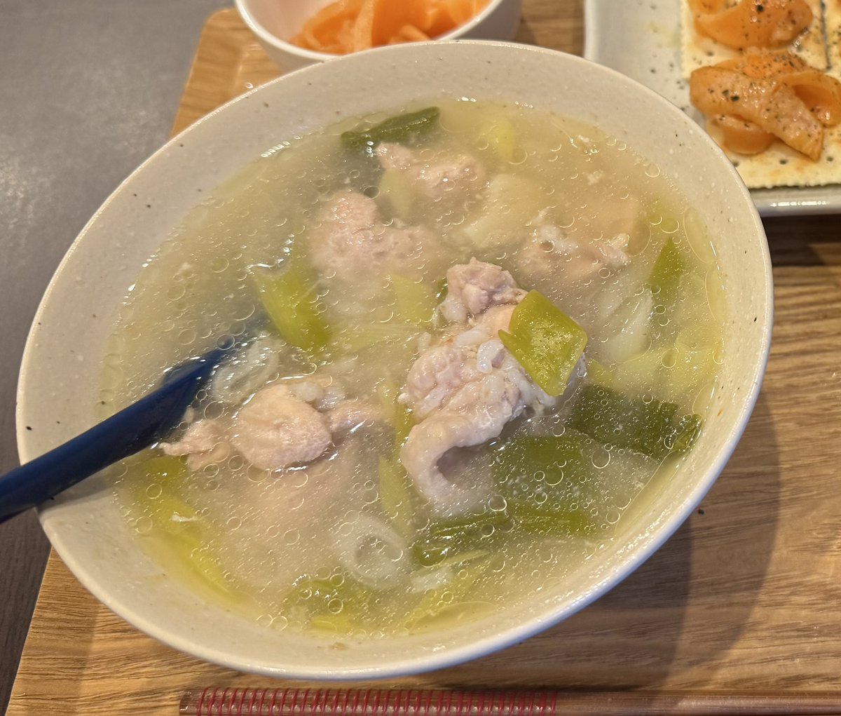 ④ニトリのお椀（美濃焼？）
ニトリで買ったすり鉢っぽい形の白っぽいお椀。今まで使ってた軽いやつ割っちゃったので買ったんだけど、重くても結構使い勝手がいい。洗うときに手が滑っても落ちない。