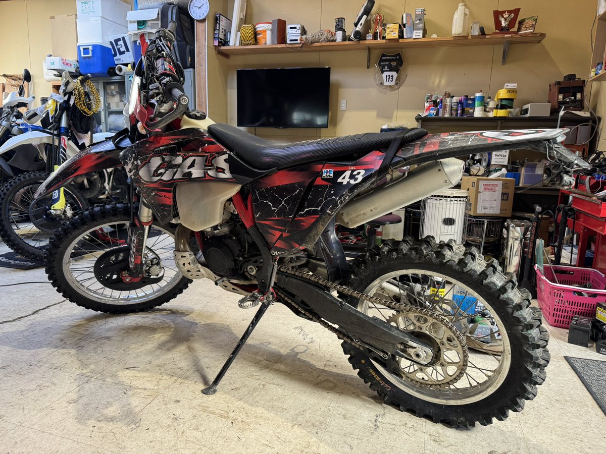 Laboyade's tweet image. 今日は秘密基地のスペースを借りてまったり洗車＆整備

整備といってもオイル交換とグリップ変えただけやけど🤣