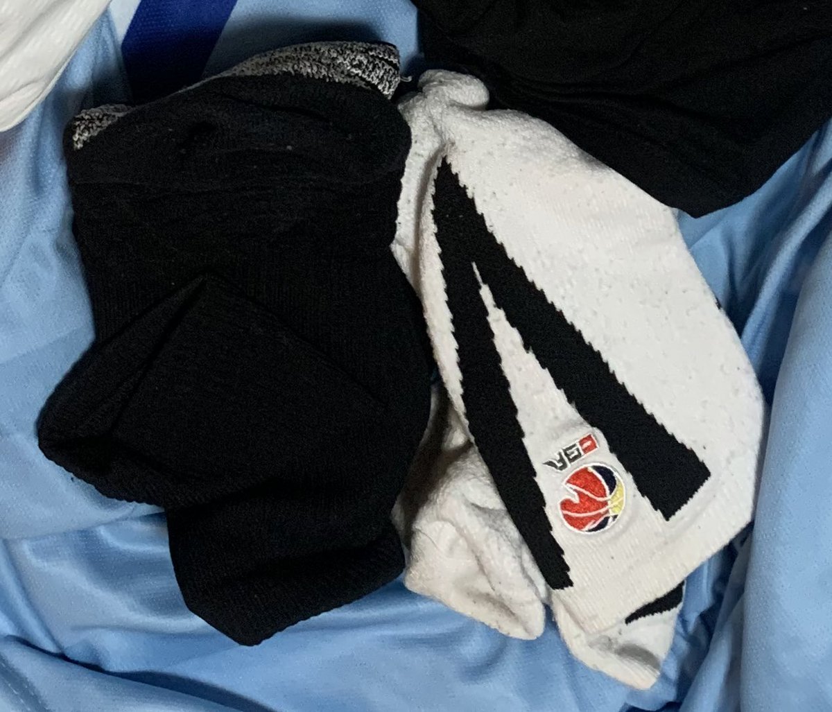 markwu29079947's tweet image. 最近怪我忙，继roll很多梯队足球袜之后，今天追根溯源，来一双球袜吧，转发点赞即可，肯定要2026年一月公示了，新年新篇章，祝大家好运连绵，另外你们可以看看48码队友的球袜跟别人有何不同，评论区也告诉我。