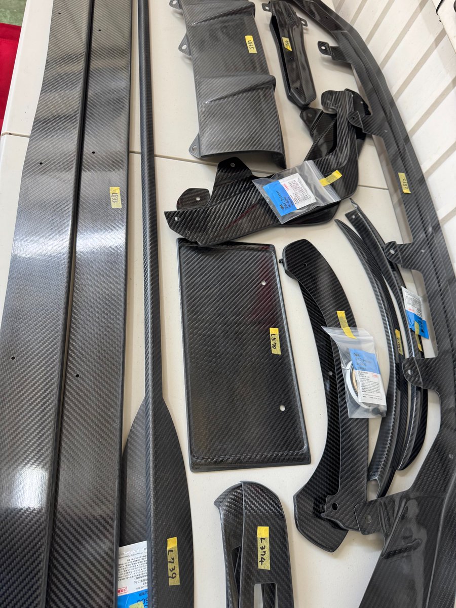LEMS_JP's tweet image. 【2025年 仕事納め】

・今年ラストのカーボン入荷
　→ 塗装工程へ。

本年もご来店・ご注文、誠にありがとうございました。
WEB SHOPよりご購入のお客様、
ご懇意のショップ様を通じてお求めいただいたお客様、
改めて御礼申し上げます。

📅 新年は 1月7日より営業開始 いたします。

#LEMS #icode