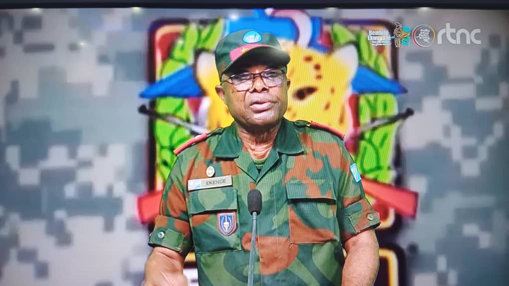 #RDC : Suspension lundi du général-major Sylvain Ekenge, porte-parole des Forces armées de la République démocratique du Congo (#FARDC) par le Chef d'état-major de l'armée congolaise, annonce l’ACP, l’agence de presse officielle qui cite une source militaire. <a href="/StanysBujakera/">Stanis Bujakera Tshiamala</a>