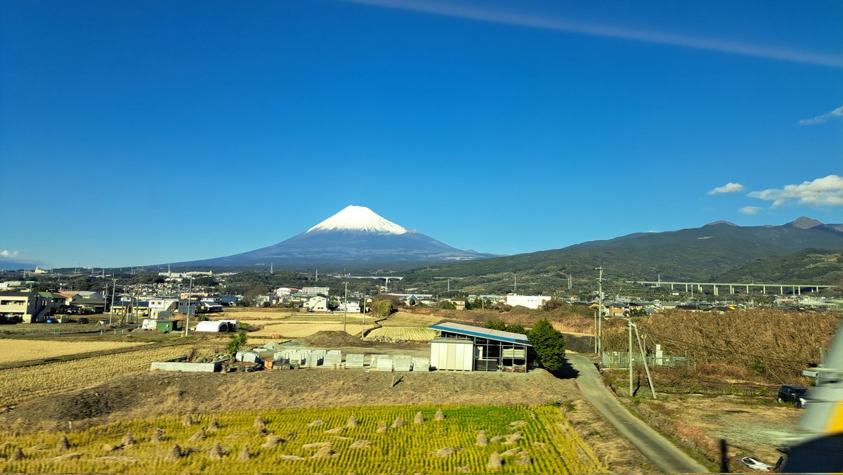 ど真ん中ちゃうけど、数枚撮ってようやく前に障害物の映り込みのない🗻撮れたから…
新幹線からって本当難しいね！😇
行き帰りの無事を祈りました🙏🍀
すごい綺麗やった！！✨️